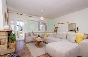 a living room with a couch and a table at Casa Cyra in Alexandroupoli