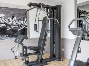 a room with a gym with a treadmill at ibis Styles Saint-Jean-de-Luz Donibane in Saint-Jean-de-Luz