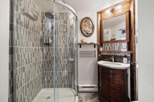 a bathroom with a shower and a sink at Le Ricochet Urbain in Quebec City +29 photos
