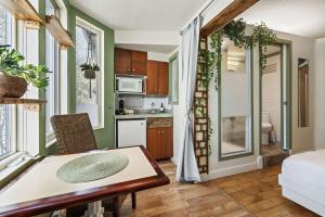 a kitchen and dining room with green walls and a table at Le Ricochet Urbain in Quebec City