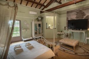 a living room with a bed and a tv at Il Borgo delle Pampare in Campello sul Clitunno