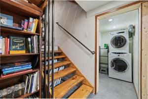 a laundry room with a staircase and a washer and dryer at Le Ricochet Urbain in Quebec City