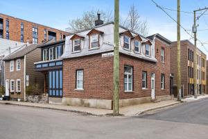 a brick building on the corner of a street at Le Ricochet Urbain in Quebec City