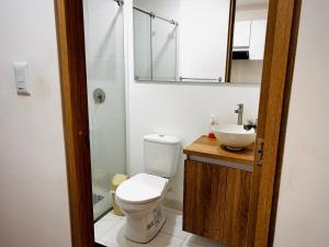 a bathroom with a toilet and a sink at Apartamento floral in Tunja