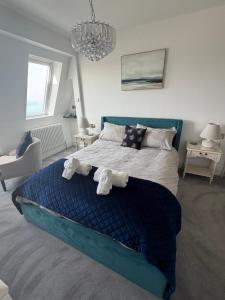 a bedroom with a bed with two stuffed animals on it at Lazy Waves in Newquay