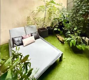 a couch sitting in a room with plants at Une Parenthèse in Barbentane