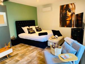 a hotel room with a bed and a couch at Une Parenthèse in Barbentane