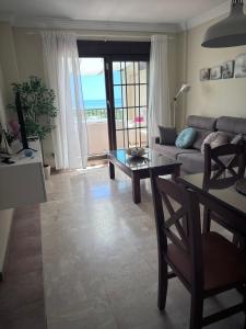 a living room with a table and a couch at Punta Brisa Marina in Punta del Caimán
