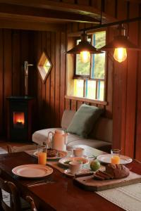 a table with food and drinks on it in a room at La Casa de Alerce in Chacao