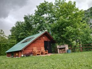 eine Hütte mit Stühlen und einem Gründach in der Unterkunft Max in Bihać + 43 Fotos