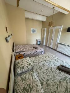 two beds in a room with two beds sidx sidx sidx at La Galiote in Agde