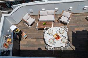 an overhead view of a patio with a table and chairs at MUNDOBOOKING Centro Levante in Benidorm +67 photos