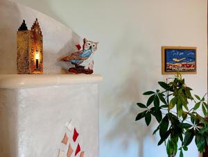 a figurine of a cat sitting on a shelf at I Mosaici Guesthouse in Ronco Scrivia