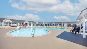a large swimming pool in front of a building at Executive Inn Hondo in Hondo