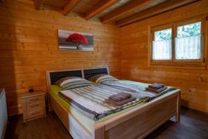 a bedroom with a bed in a log cabin at Waldsiedlung - Haus 9 in Senftenberg