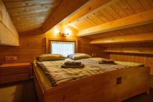 a bedroom with a bed in a log cabin at Waldsiedlung - Haus 9 in Senftenberg
