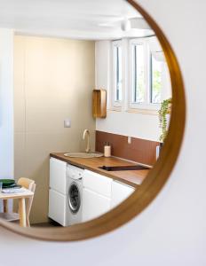 a kitchen with a sink and a washing machine at Studio rénové à Palavas avec accès direct à la plage in Palavas-les-Flots