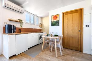a small kitchen with a table and a door at Studio rénové à Palavas avec accès direct à la plage in Palavas-les-Flots