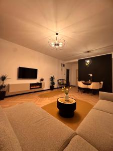 a living room with a couch and a table at Aura Home - Livezeni Hiperbara in Livezeni