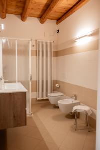 a bathroom with two sinks and a toilet and a shower at locazione turistica PetitePomme in Borso del Grappa +34 photos