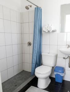 a bathroom with a toilet and a sink at MiHOSTAL ELIAS in Tacna