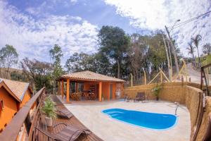 an image of a house with a swimming pool at Pousada Vale Verde com café da manhã in Lindóia