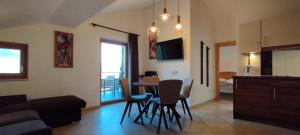 a kitchen and living room with a table and chairs at Ferienwohnungen Braiter in Rifiano