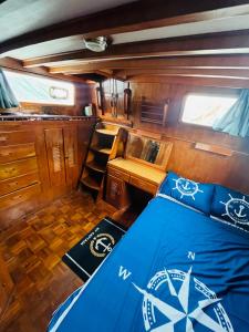 a bed and a desk in the back of a boat at Nuit de quiétude sur un bateau et dans l'eau in Condrieu