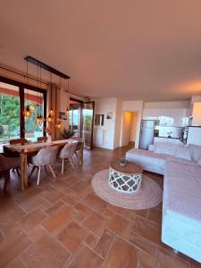 a living room with a couch and a table at Perla di Lago Maggiore in Oggebbio