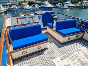a boat with two seats on the deck at Nuit de quiétude sur un bateau et dans l'eau in Condrieu