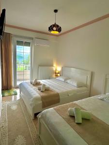 a bedroom with two beds and a window at HOTEL VILA TOSKA in Piskupat