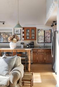 a living room with a couch and a kitchen at 210 Nelson Way: Par Pine Lodge in Basye