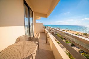 a balcony with chairs and a view of the beach at Circeo Park Hotel in San Felice Circeo