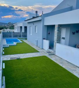 an image of a backyard with green grass at Casa Anavyssos in Anavyssos