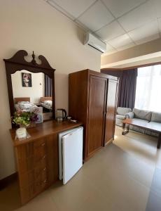 a living room with a desk and a mirror at DownTown Guest House in Vanadzor