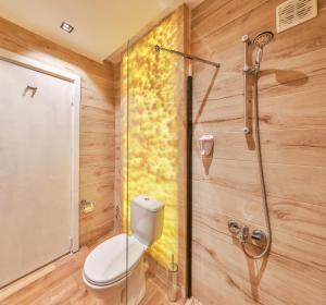 ein Badezimmer mit Toilette und Dusche in der Unterkunft Corte Hotel Kaş in Kaş