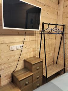 a room with a television on a wall with a dresser at El estudio de César in Conil de la Frontera