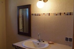 a bathroom with a sink and a mirror at Stajnia Okliny in Wiżajny