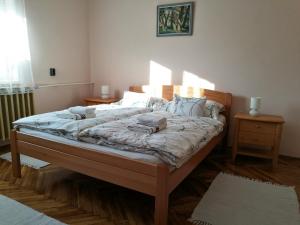 un grande letto in una stanza con due comodini di Fagyöngy a Sárvár