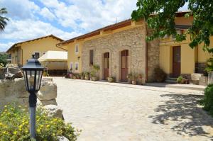 ein Haus mit Straßenbeleuchtung davor in der Unterkunft Il Giardino Del Sole in Agnone Bagni