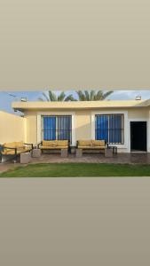 a building with two benches in front of it at استراحة لايك لاين ديراب in Ar Riyāḑ
