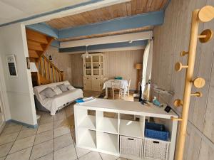 a room with a kitchen and a living room at penty vero in Plobannalec-Lesconil