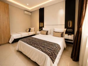 a hotel room with two beds in a room at Hotel Vents Des Iles in Essaouira