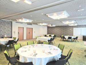 a conference room with tables and chairs and a projection screen at ibis Styles Tours Sud in Chambray-lès-Tours +113 photos