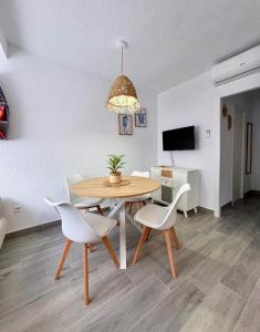 a dining room with a table and chairs at Apartamento Galvana in Peniscola