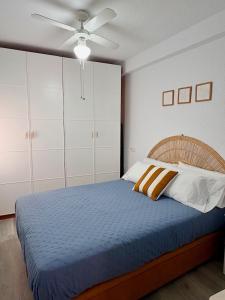 a bedroom with a bed and a ceiling fan at Apartamento Galvana in Peniscola