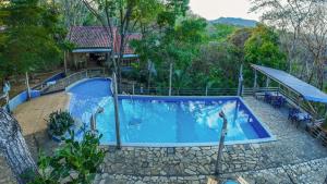 an overhead view of a swimming pool at a resort at Hostal Flor de Pochote in Masatepe