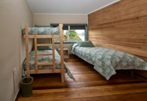 a bedroom with two bunk beds and a window at Hostel Café MESTIZO in Osorno