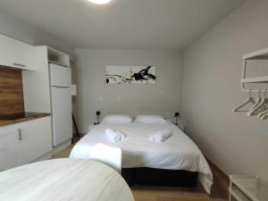 a bedroom with a bed with two white pillows at Habitación con cocina en Muralla Lugo 1.3 C in Lugo