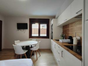 a kitchen with a table and a table and chairs at Habitación con cocina en Muralla Lugo 1.3 C in Lugo